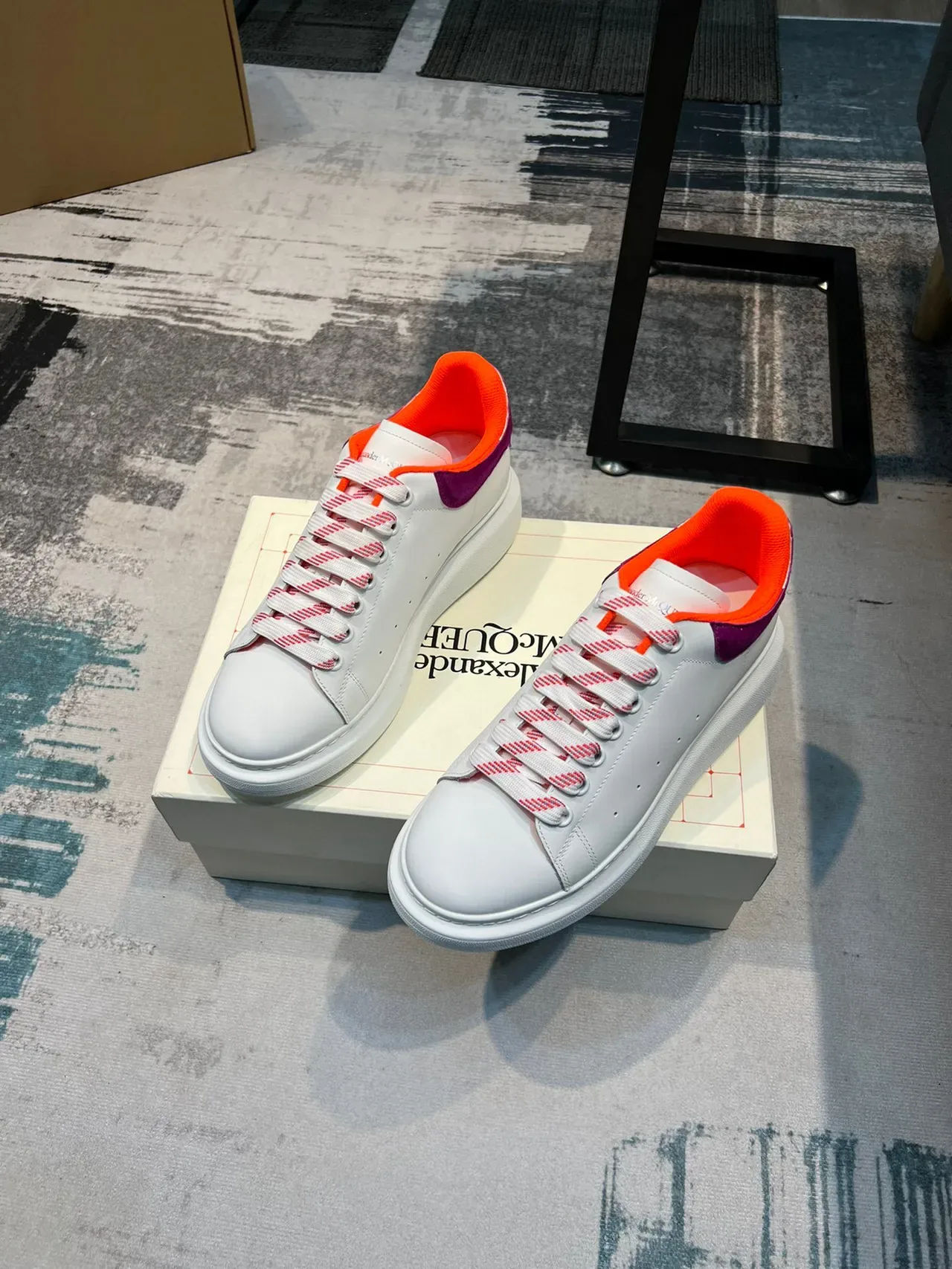 Alexander McQueen Tênis oversized branco laranja roxo Tênis lifestyle 5