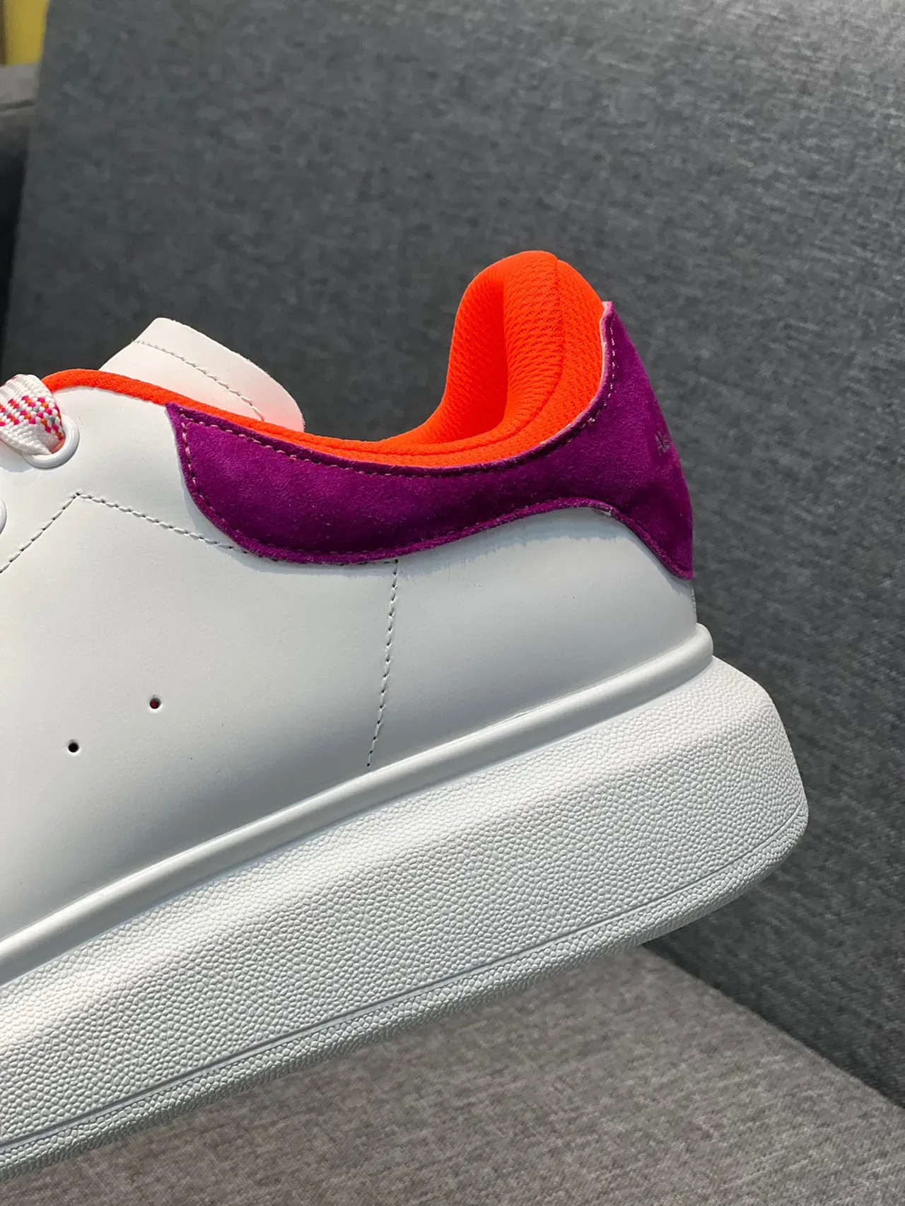 Alexander McQueen Tênis oversized branco laranja roxo Tênis lifestyle 8