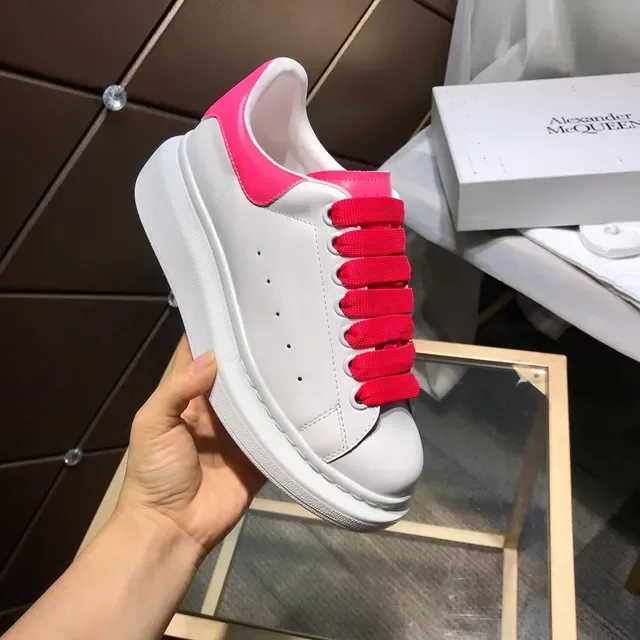 Alexander McQueen حذاء رياضي كبير الحجم أبيض وردي قاعدة منصة عريض مسطح أحزمة مرنة حذاء رياضي لأسلوب الحياة 2