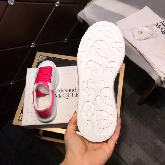 Alexander McQueen حذاء رياضي كبير الحجم أبيض وردي قاعدة منصة عريض مسطح أحزمة مرنة حذاء رياضي لأسلوب الحياة 4