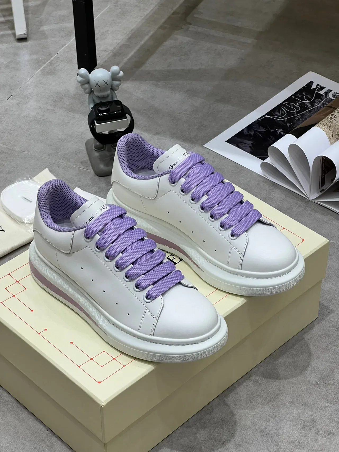 Alexander McQueen Oversized Sneaker Blanc Semelle Violette Bout Perforé Sneakers Lifestyle 2