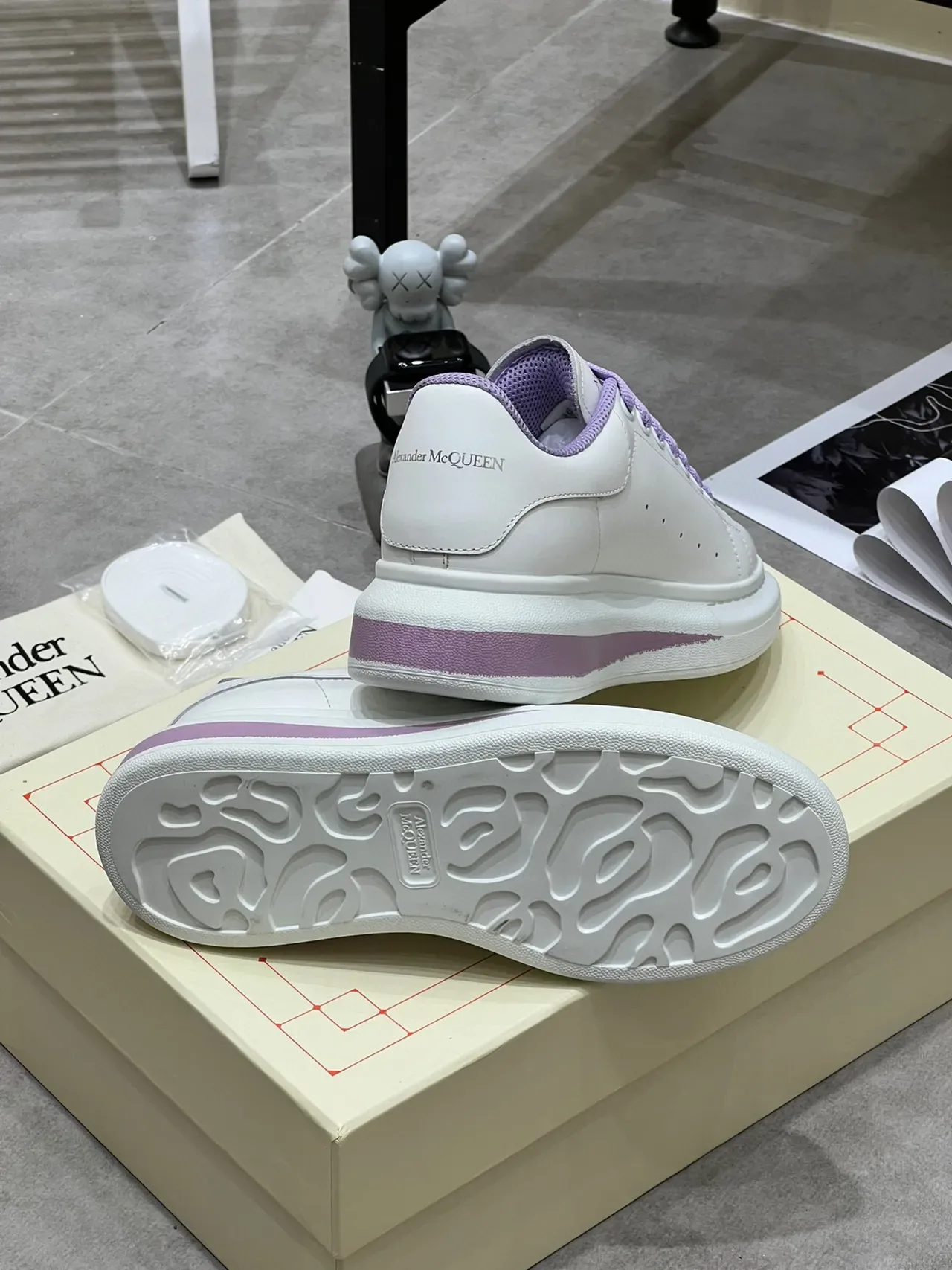Alexander McQueen Oversized Sneaker Blanc Semelle Violette Bout Perforé Sneakers Lifestyle 3