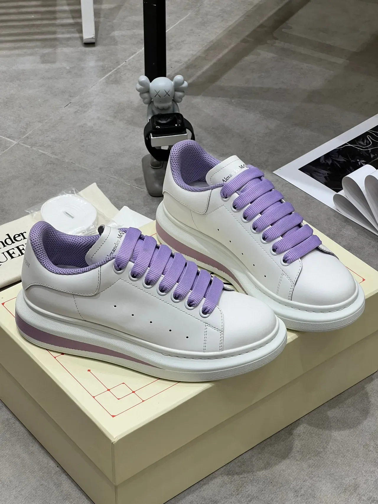 Alexander McQueen Oversized Sneaker Blanc Semelle Violette Bout Perforé Sneakers Lifestyle 4