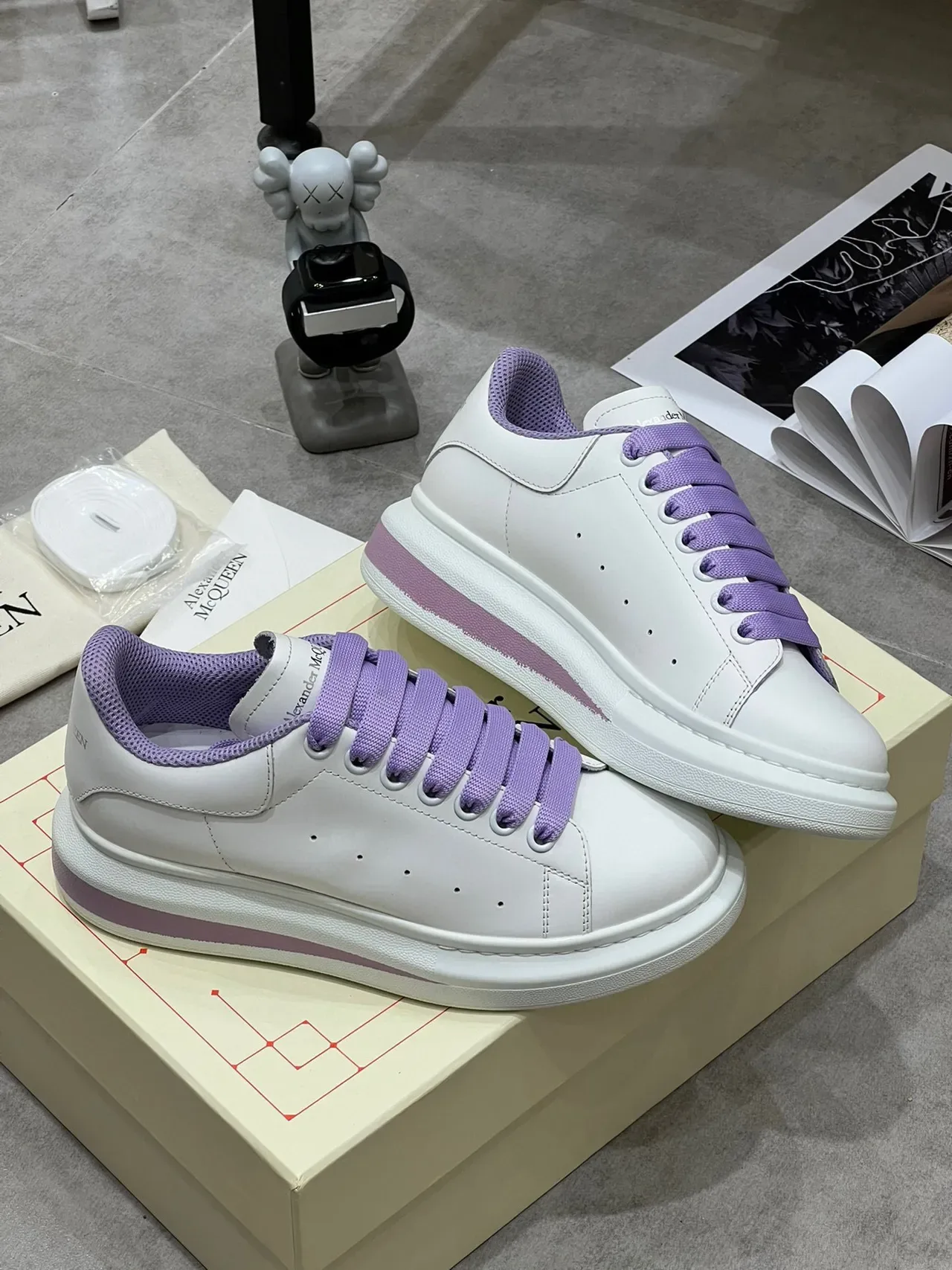 Alexander McQueen Oversized Sneaker Blanc Semelle Violette Bout Perforé Sneakers Lifestyle 5