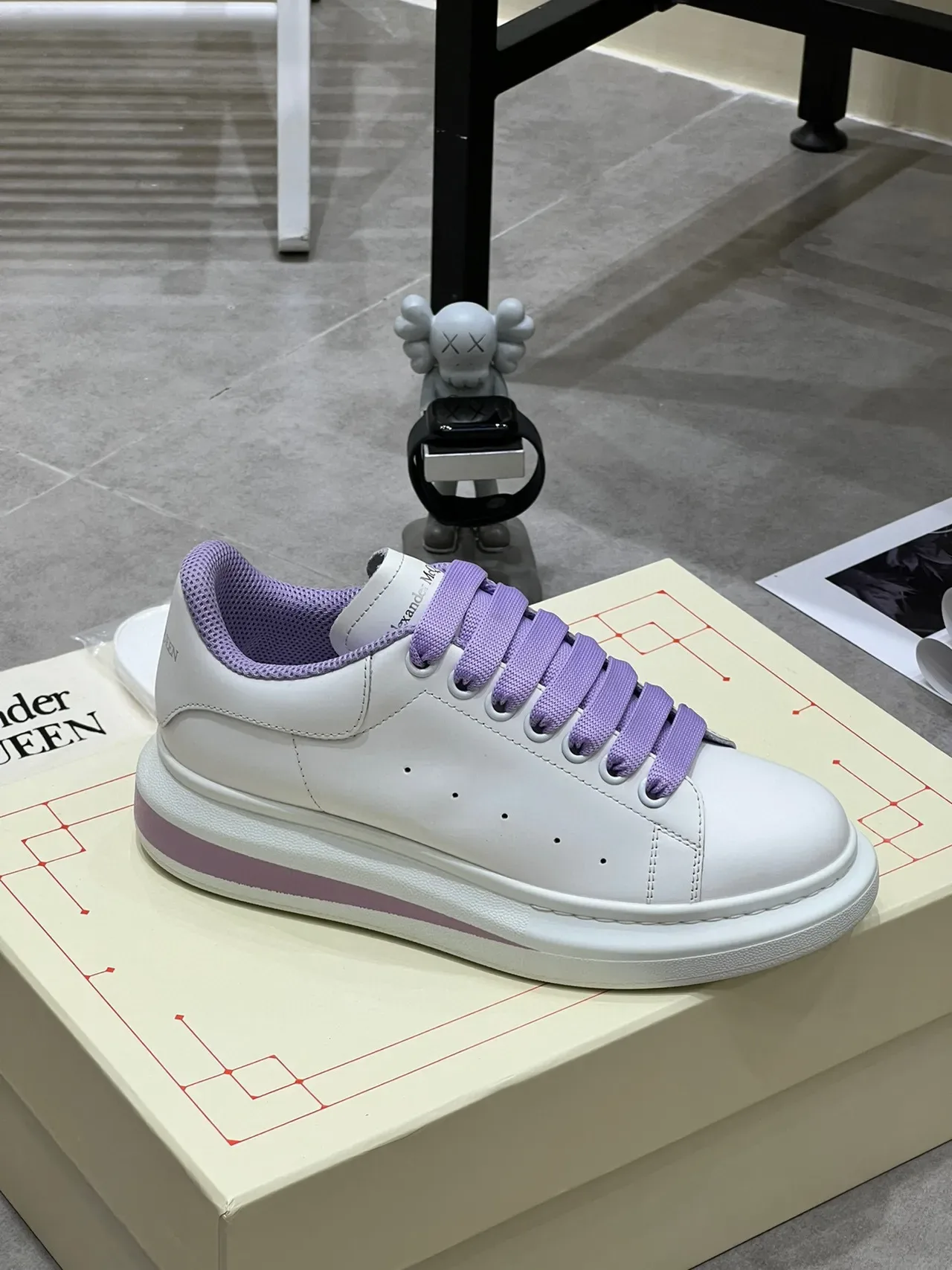 Alexander McQueen Oversized Sneaker Blanc Semelle Violette Bout Perforé Sneakers Lifestyle 6
