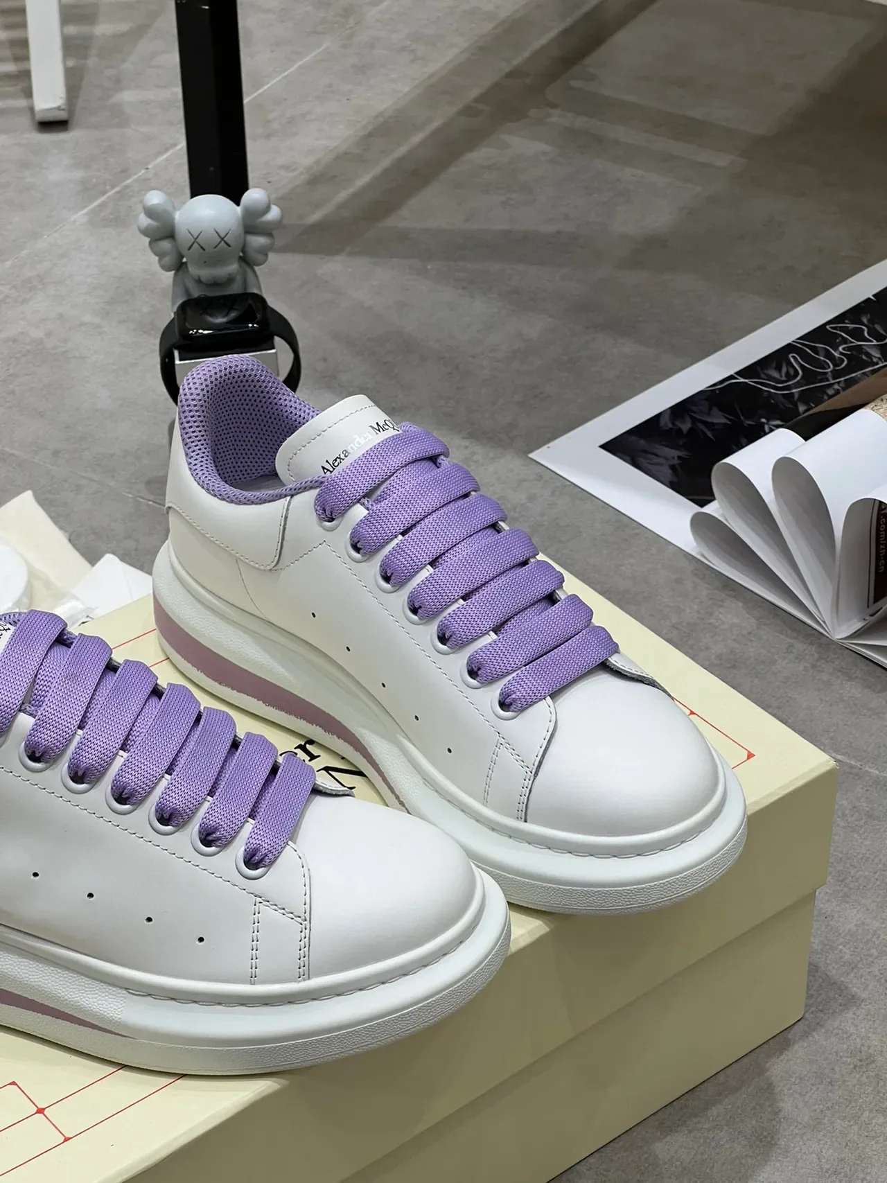 Alexander McQueen Oversized Sneaker Blanc Semelle Violette Bout Perforé Sneakers Lifestyle 7