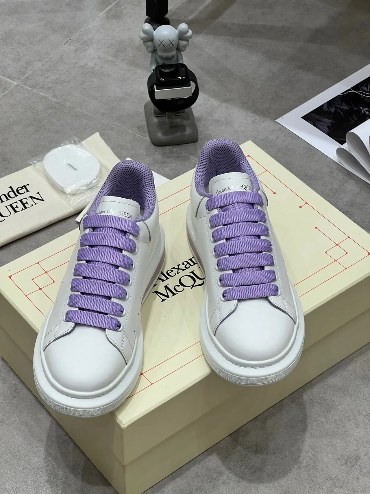 Alexander McQueen Oversized Sneaker Blanc Semelle Violette Bout Perforé Sneakers Lifestyle 8