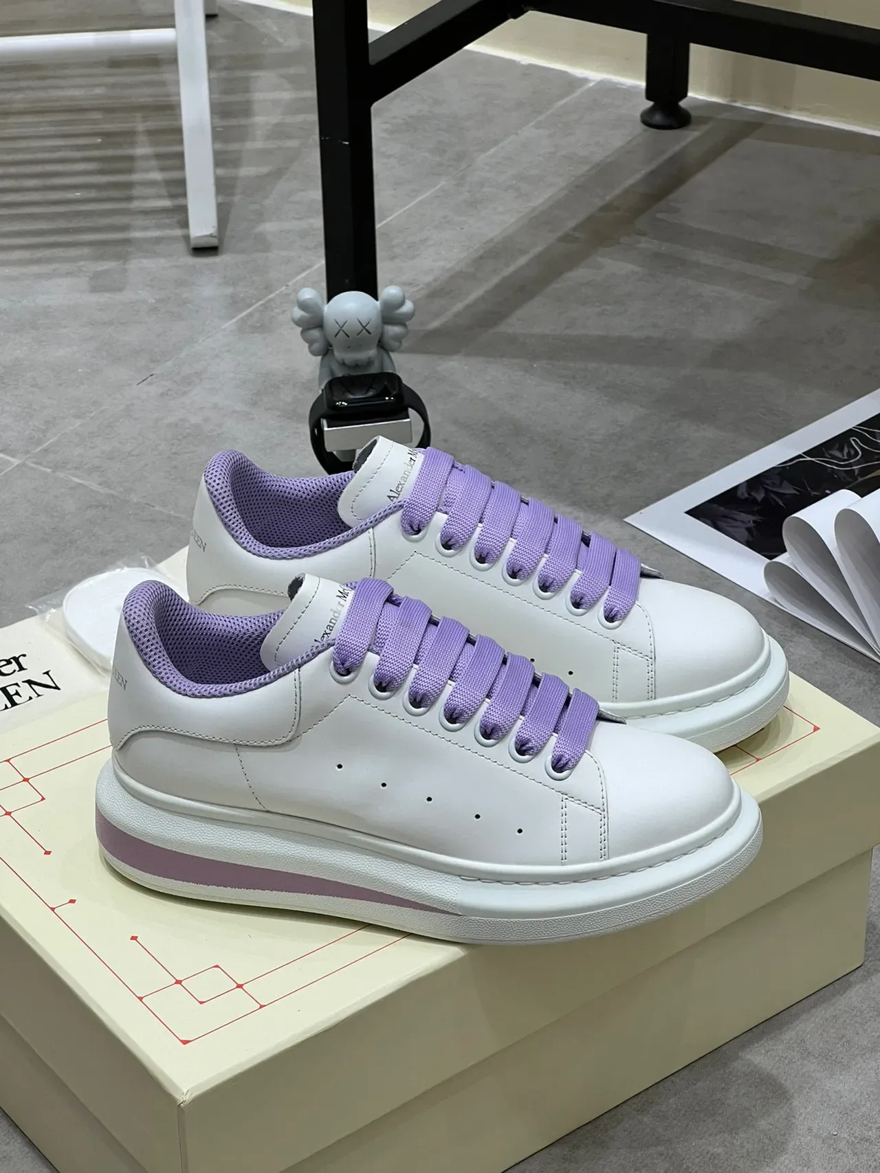 Alexander McQueen Oversized Sneaker Blanc Semelle Violette Bout Perforé Sneakers Lifestyle 9