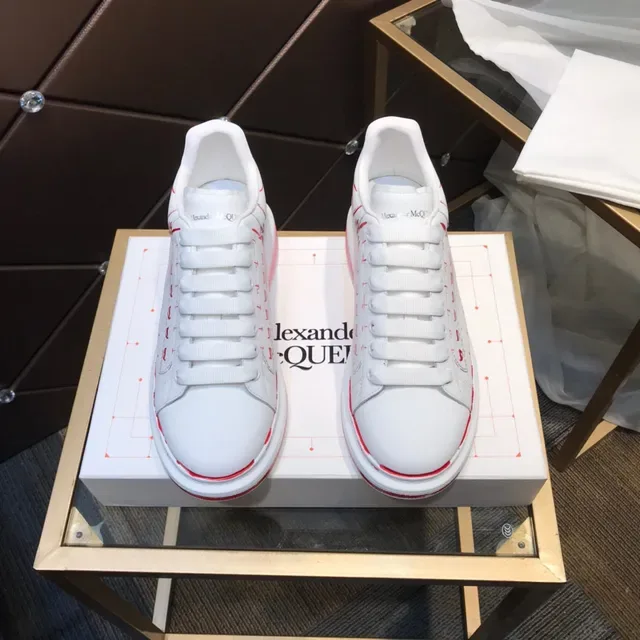 Alexander McQueen Sneaker oversized blanc et rouge Silhouette Motifs brodés Sneakers lifestyle 9