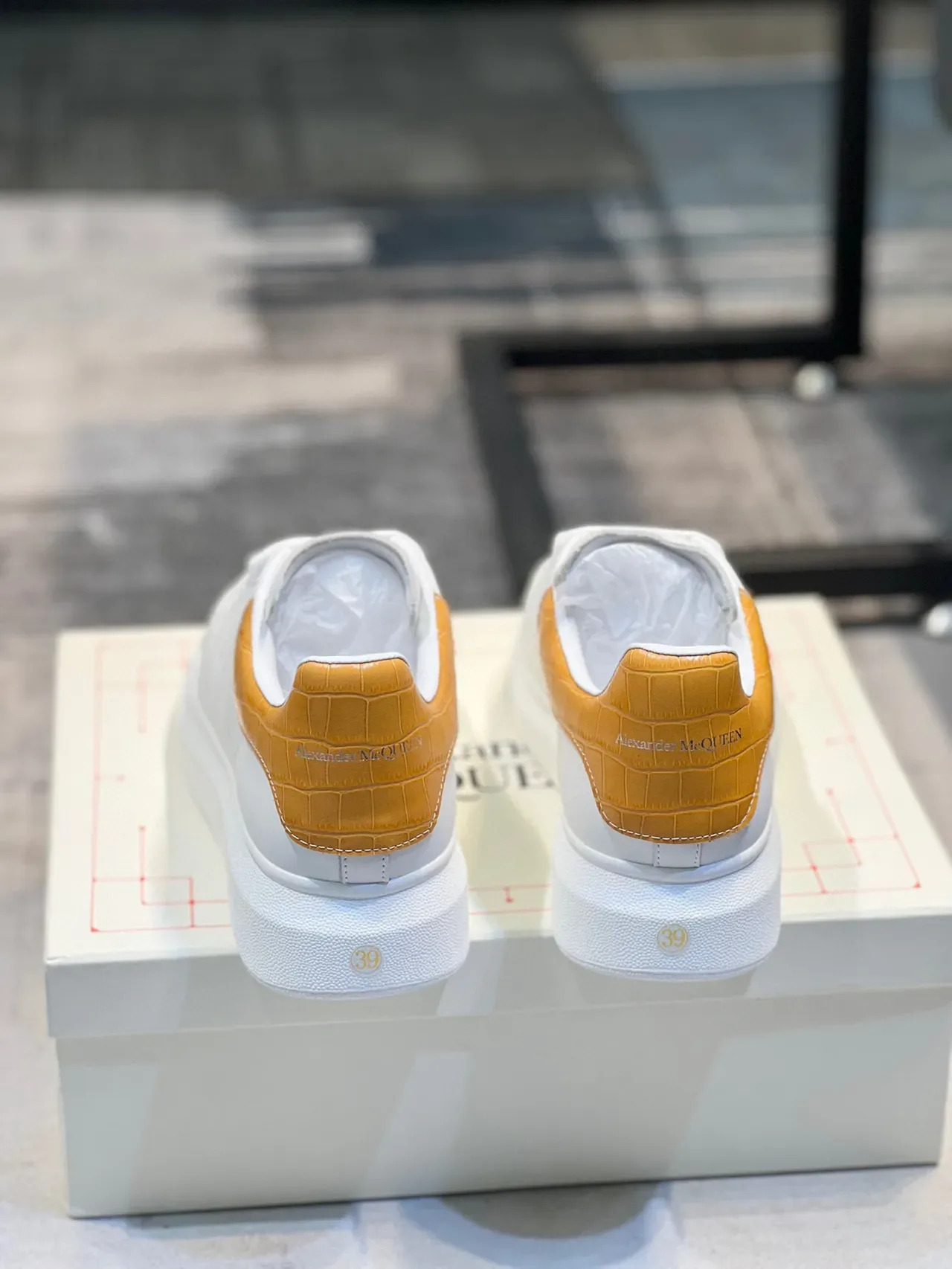 Alexander McQueen 超大号运动鞋 白色 黄色 平台鞋底 真皮鞋面 休闲运动鞋 2