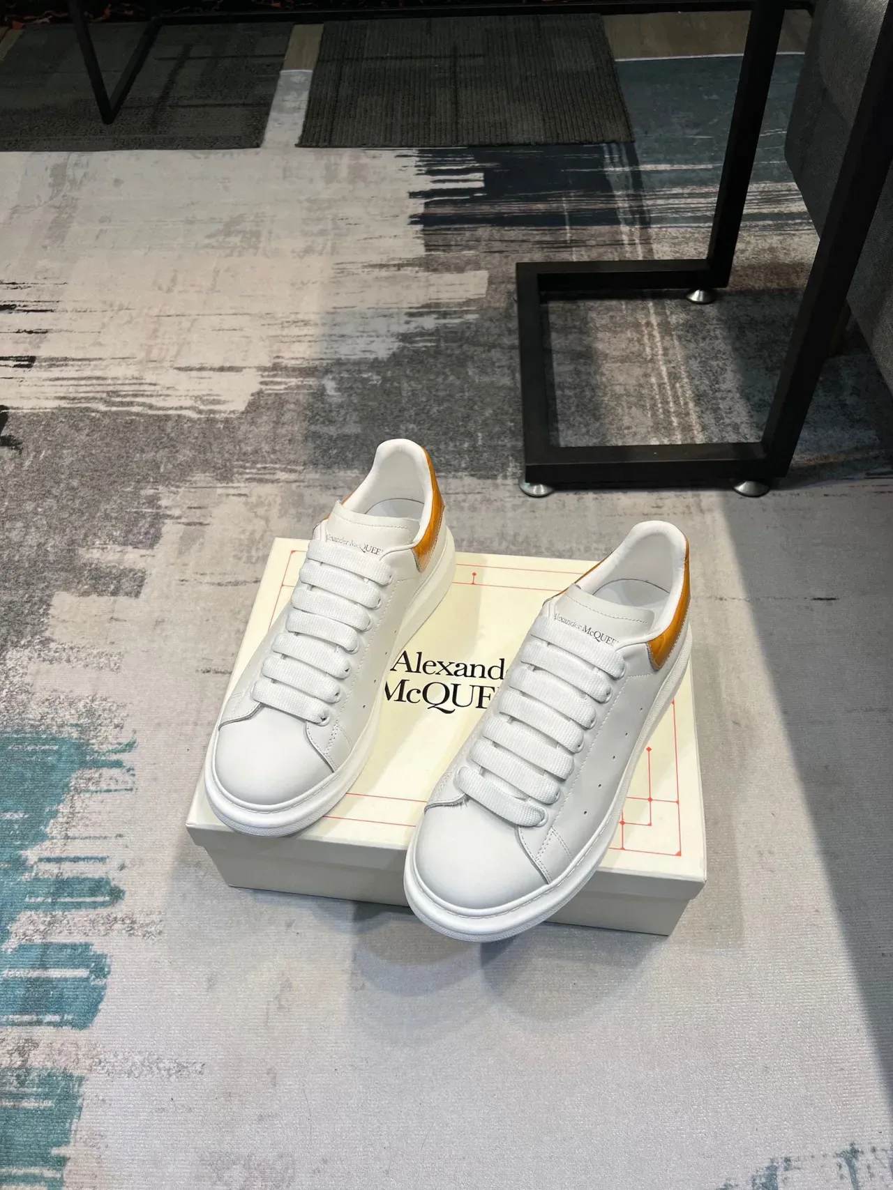 Alexander McQueen 超大号运动鞋 白色 黄色 平台鞋底 真皮鞋面 休闲运动鞋 4