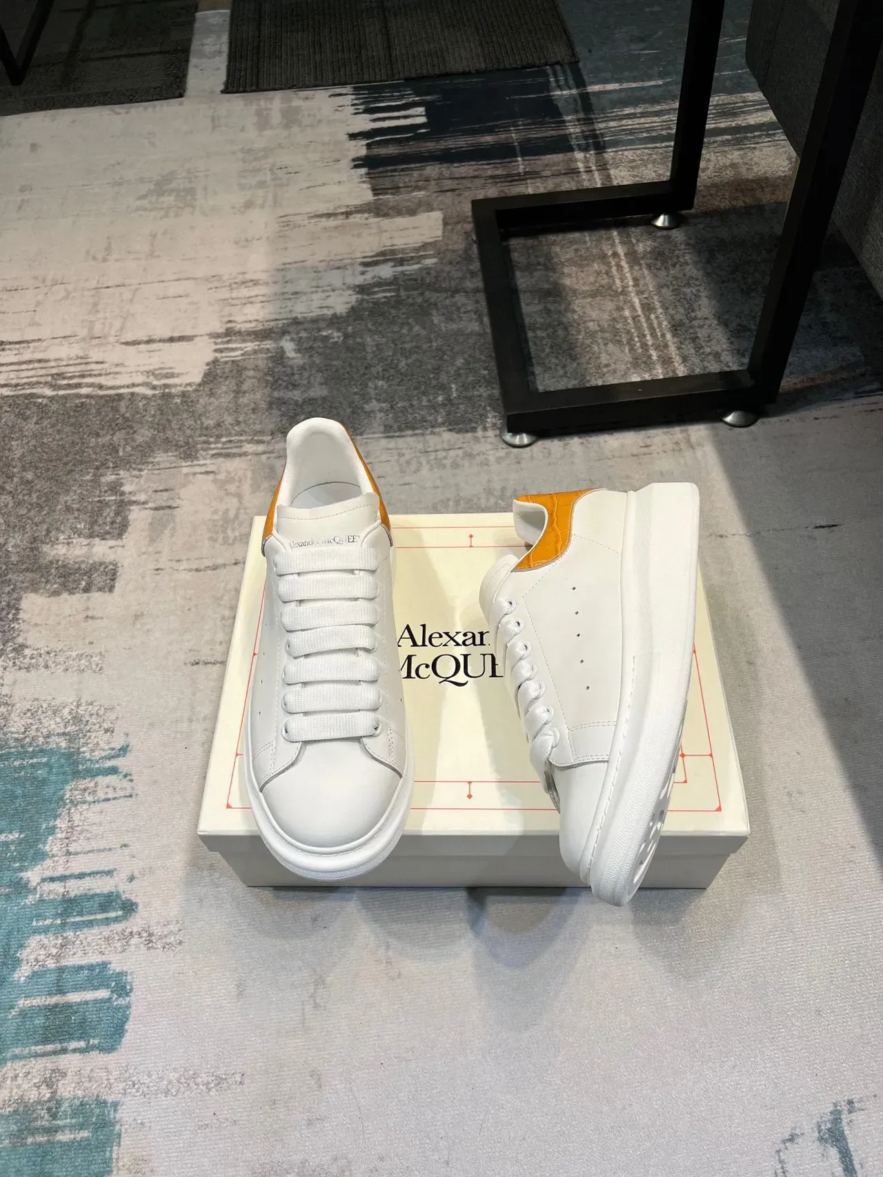 Alexander McQueen 超大号运动鞋 白色 黄色 平台鞋底 真皮鞋面 休闲运动鞋 5