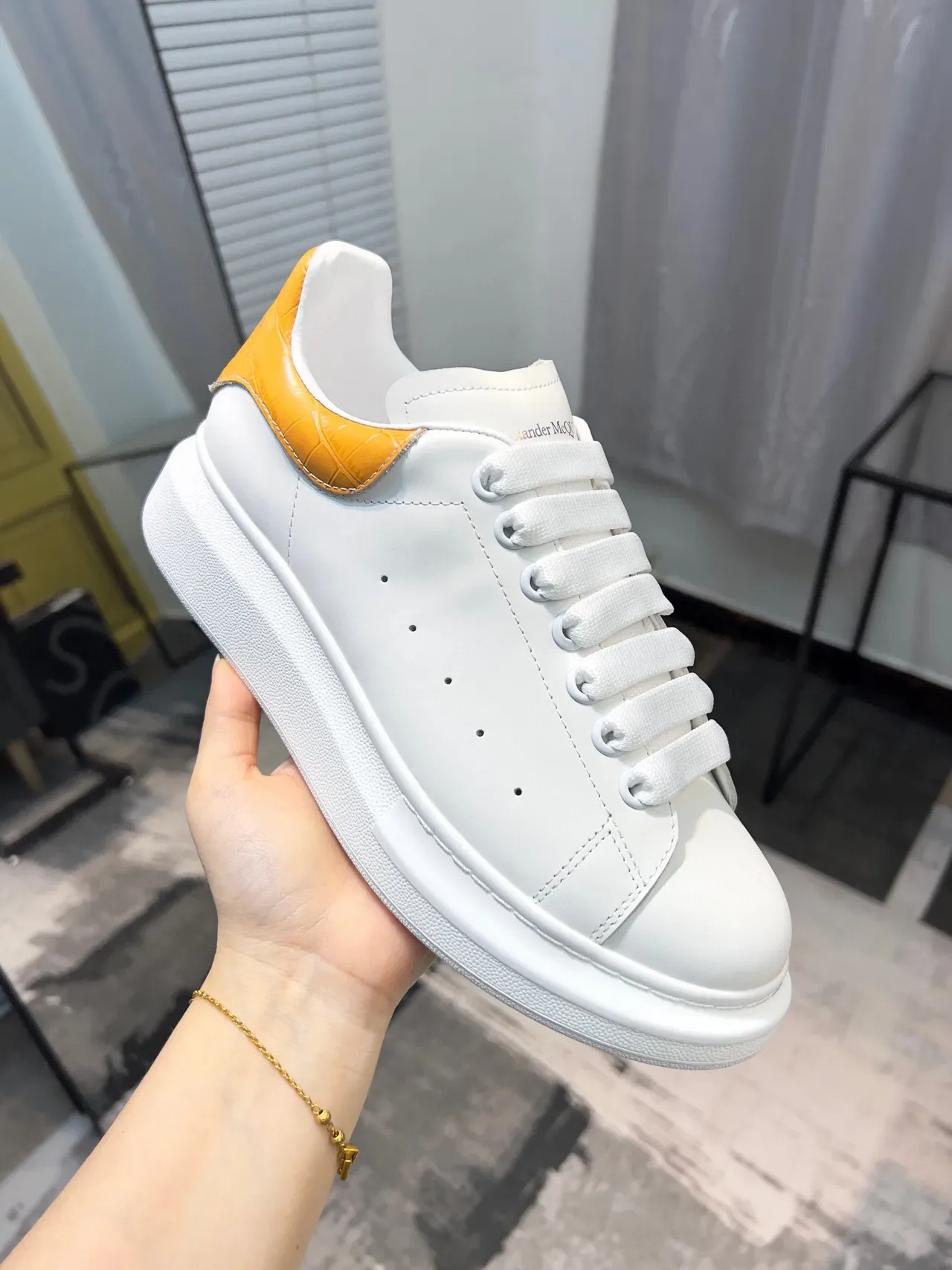 Alexander McQueen 超大号运动鞋 白色 黄色 平台鞋底 真皮鞋面 休闲运动鞋 6