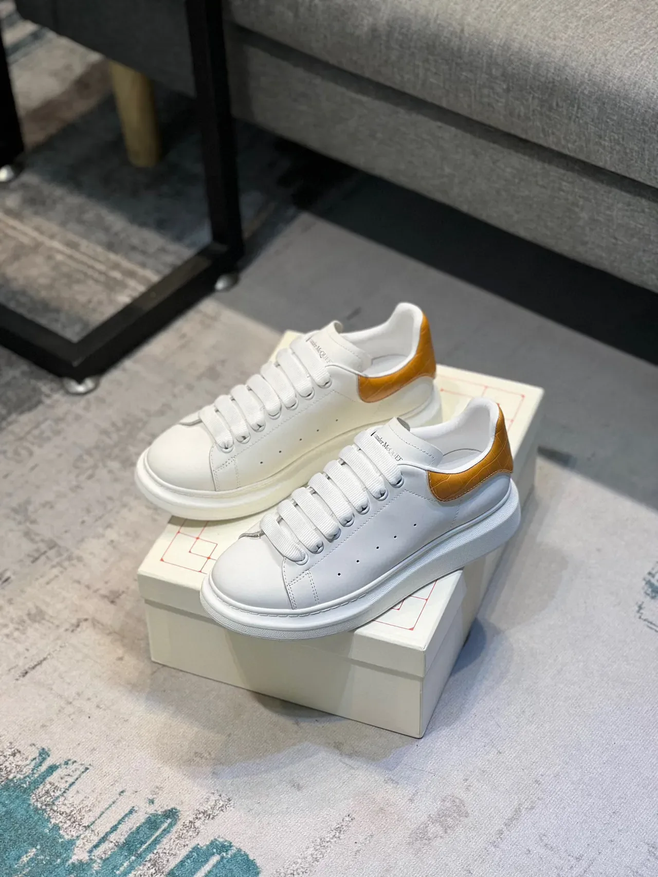 Alexander McQueen 超大号运动鞋 白色 黄色 平台鞋底 真皮鞋面 休闲运动鞋 7