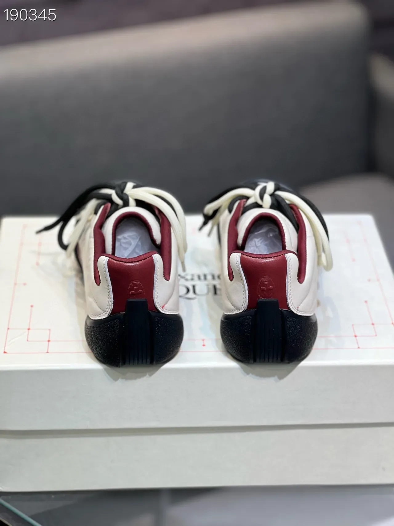 Alexander McQueen Tênis Lifestyle Branco Borgonha Low-Top Superior Quiltado 2