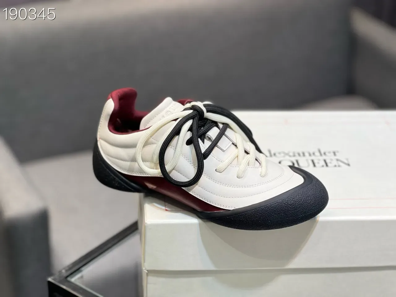 Alexander McQueen Tênis Lifestyle Branco Borgonha Low-Top Superior Quiltado 4
