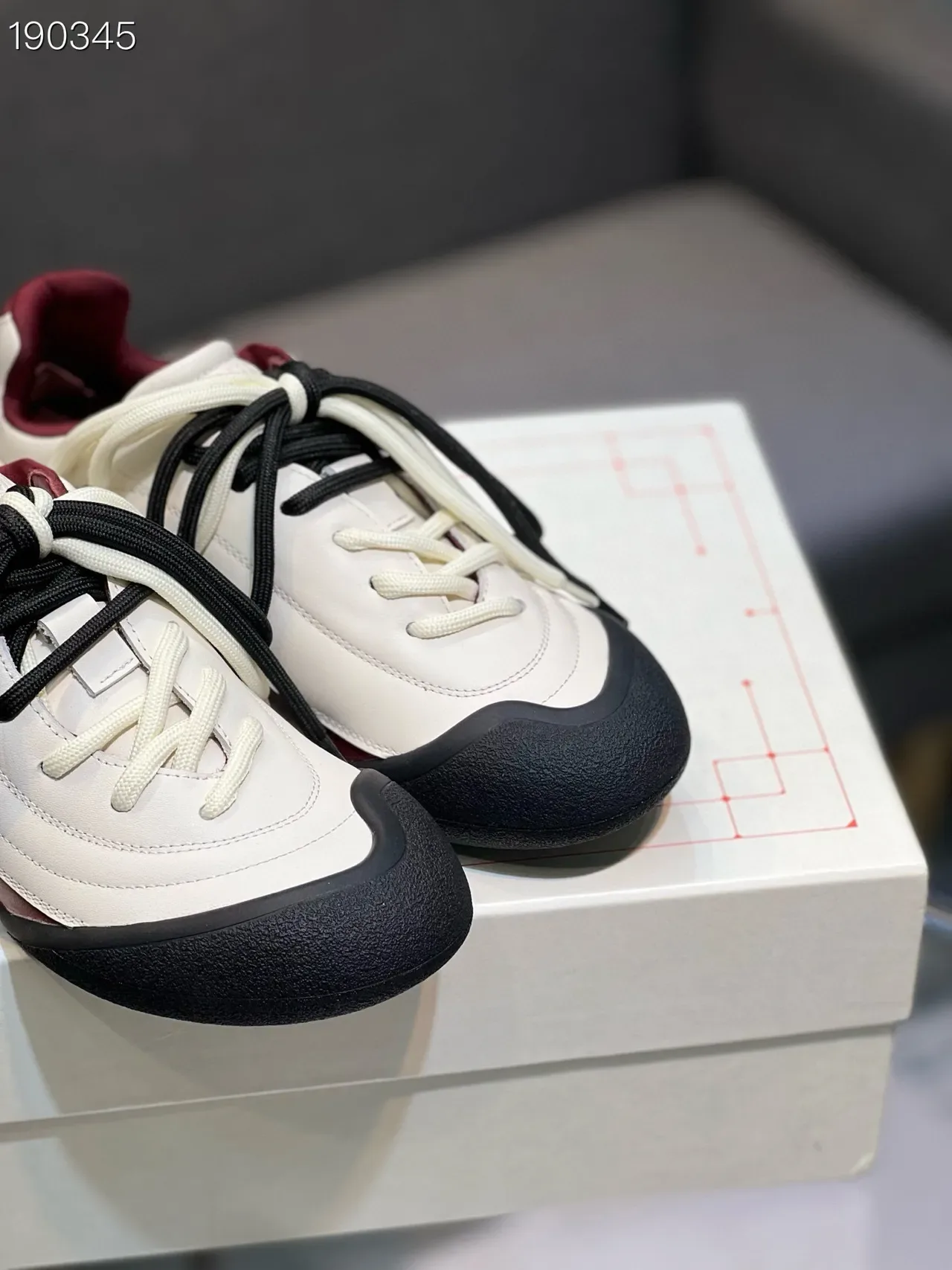 Alexander McQueen Tênis Lifestyle Branco Borgonha Low-Top Superior Quiltado 5