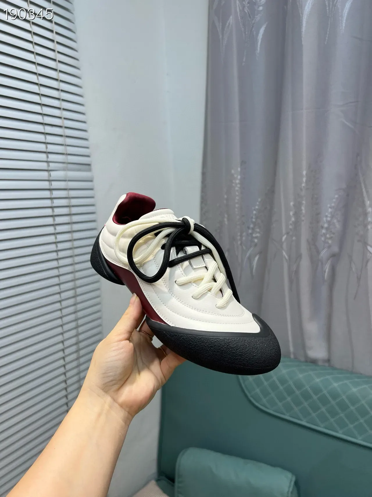 Alexander McQueen Tênis Lifestyle Branco Borgonha Low-Top Superior Quiltado 6