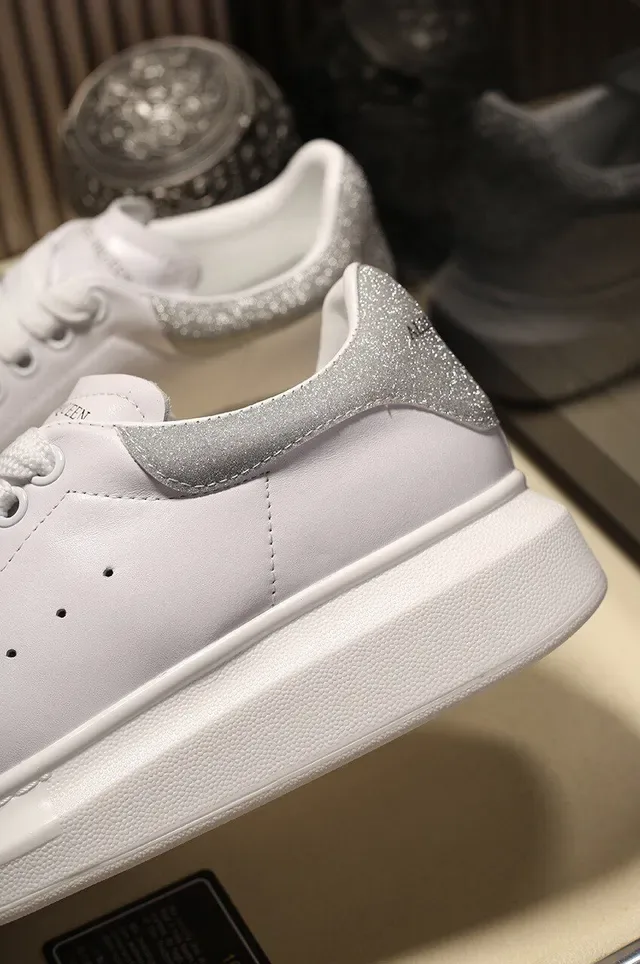 Alexander McQueen 白色银色 超大轮廓 皮革鞋面 生活方式运动鞋 3