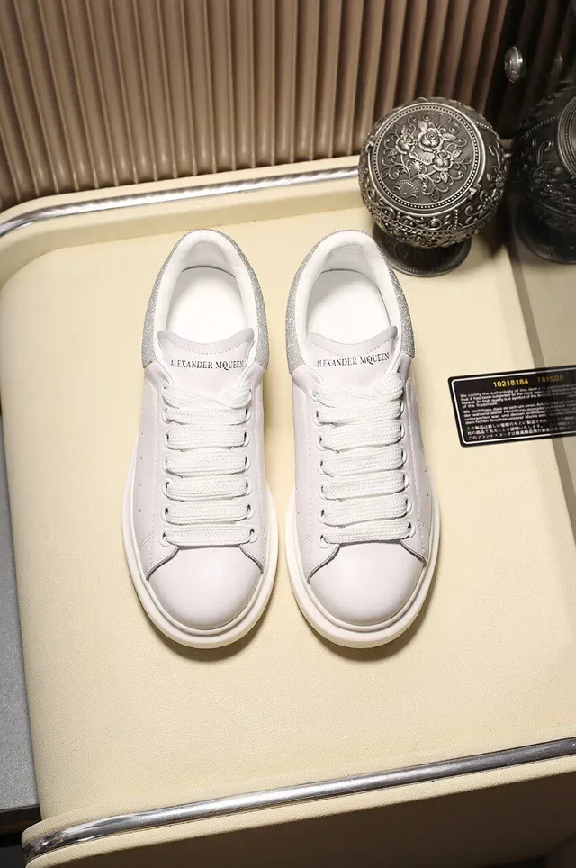 Alexander McQueen 白色银色 超大轮廓 皮革鞋面 生活方式运动鞋 6