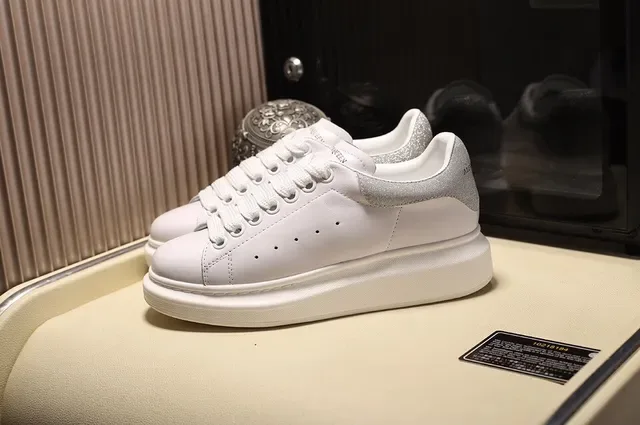 Alexander McQueen 白色银色 超大轮廓 皮革鞋面 生活方式运动鞋 9
