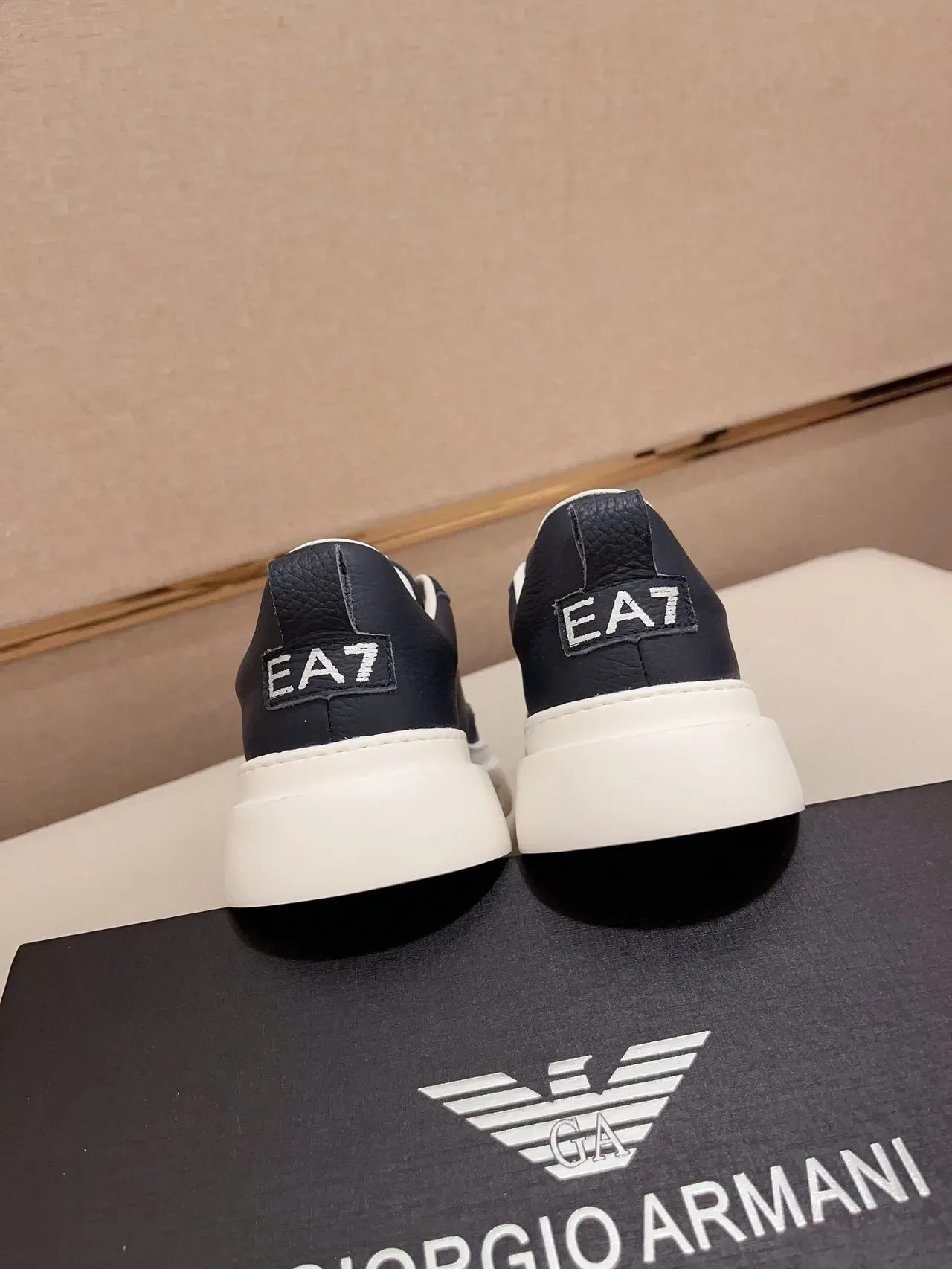 Armani Exchange Navy White Chaussures Lifestyle en Cuir Pebbled avec Lacets Contrastés 3