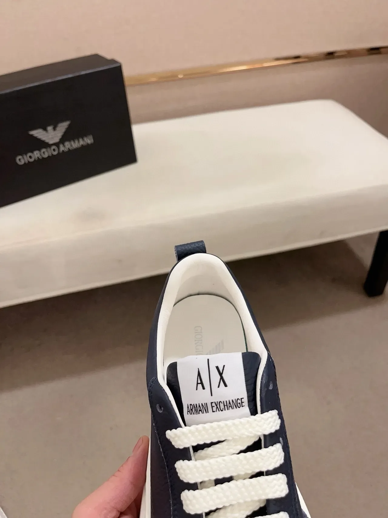 Armani Exchange Navy White Chaussures Lifestyle en Cuir Pebbled avec Lacets Contrastés 4