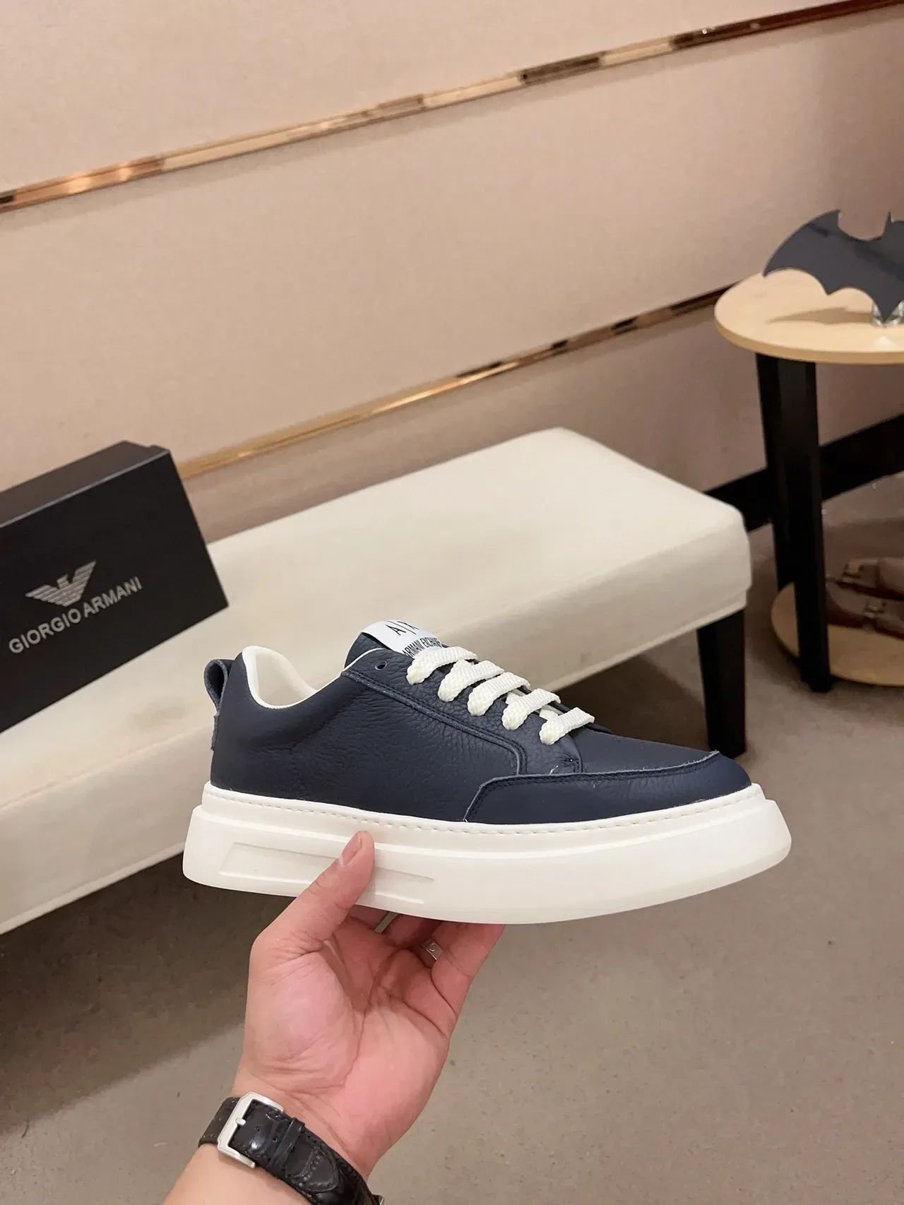 Armani Exchange Navy White Chaussures Lifestyle en Cuir Pebbled avec Lacets Contrastés 5