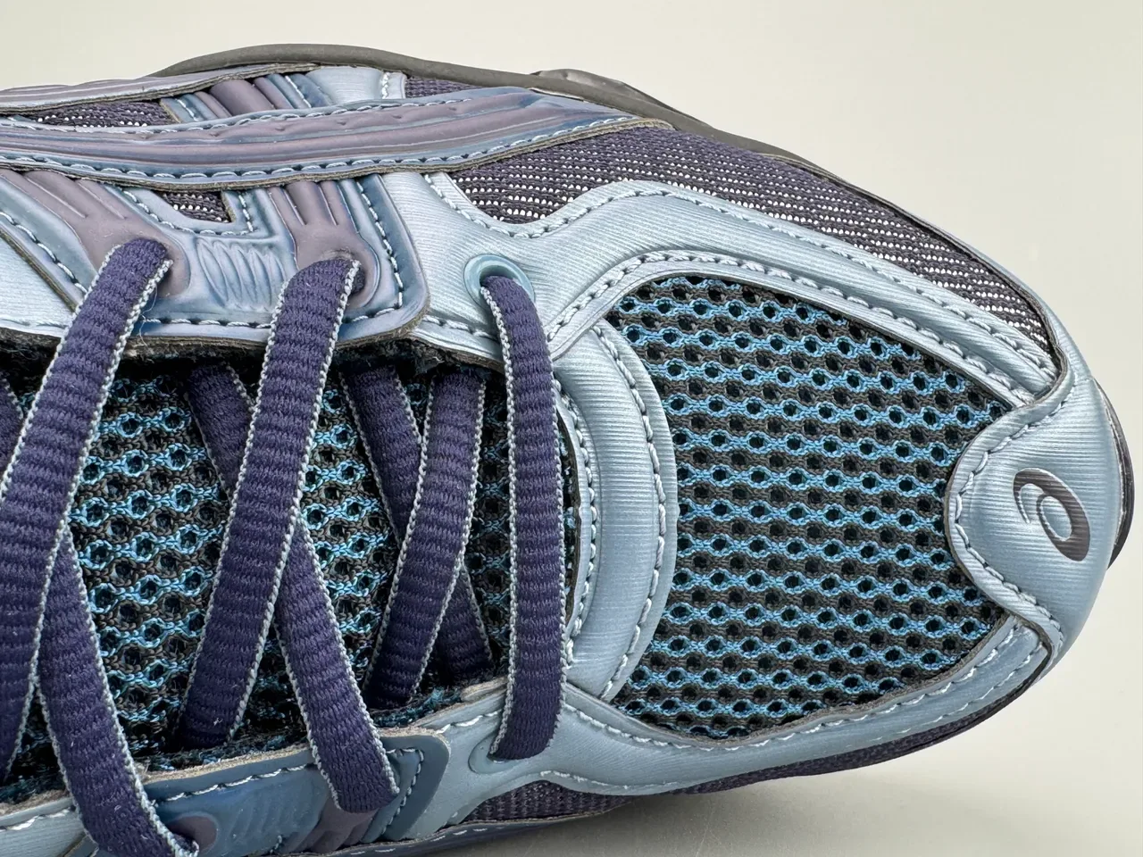ASICS Navy Black Mesh And Synthetic Overlay Upper Sculpted Wavy Midsole Running Shoes 6