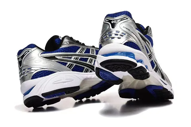 ASICS Chaussures de course avec surcouches synthétiques argent bleu métalliques et panneaux de maille royal 5
