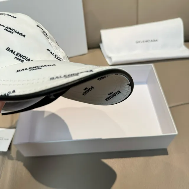 Balenciaga All-Over Logo Print Casquette de baseball Blanche 5
