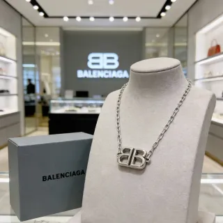Balenciaga BB قلادة فضية سلاسل كثيفة الروابط