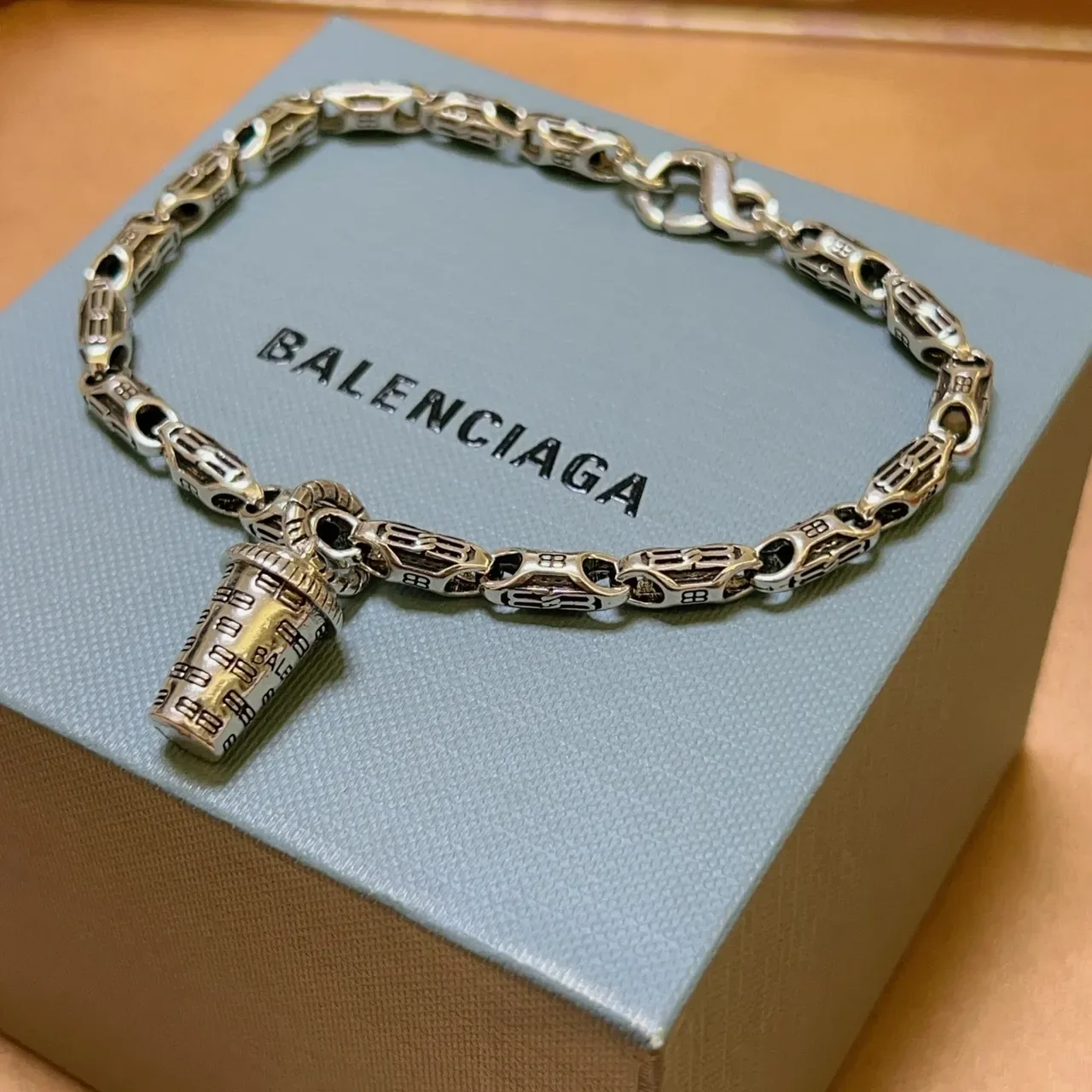 Balenciaga bracelet métal motif coupe pendentif argenté 2