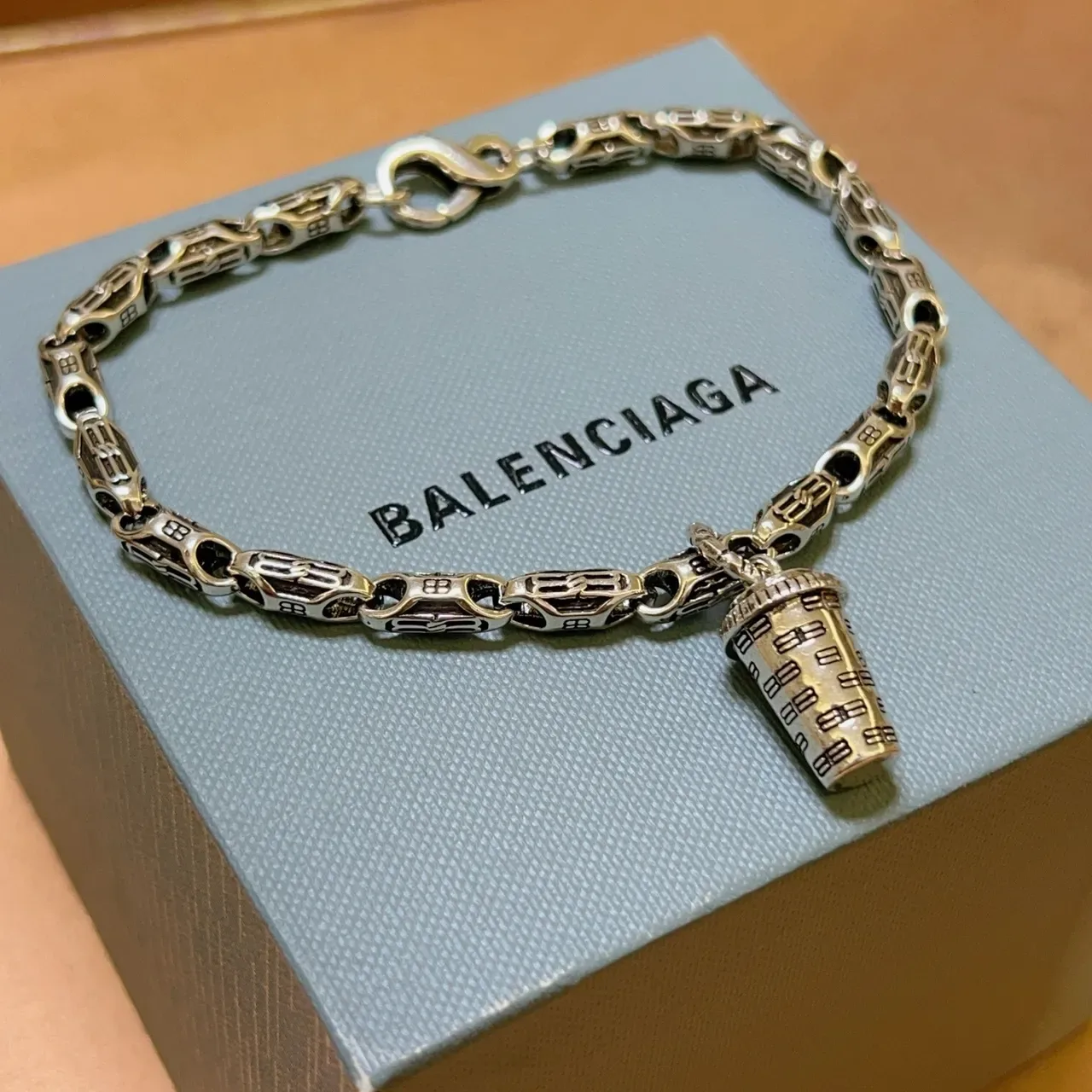 Balenciaga bracelet métal motif coupe pendentif argenté 3
