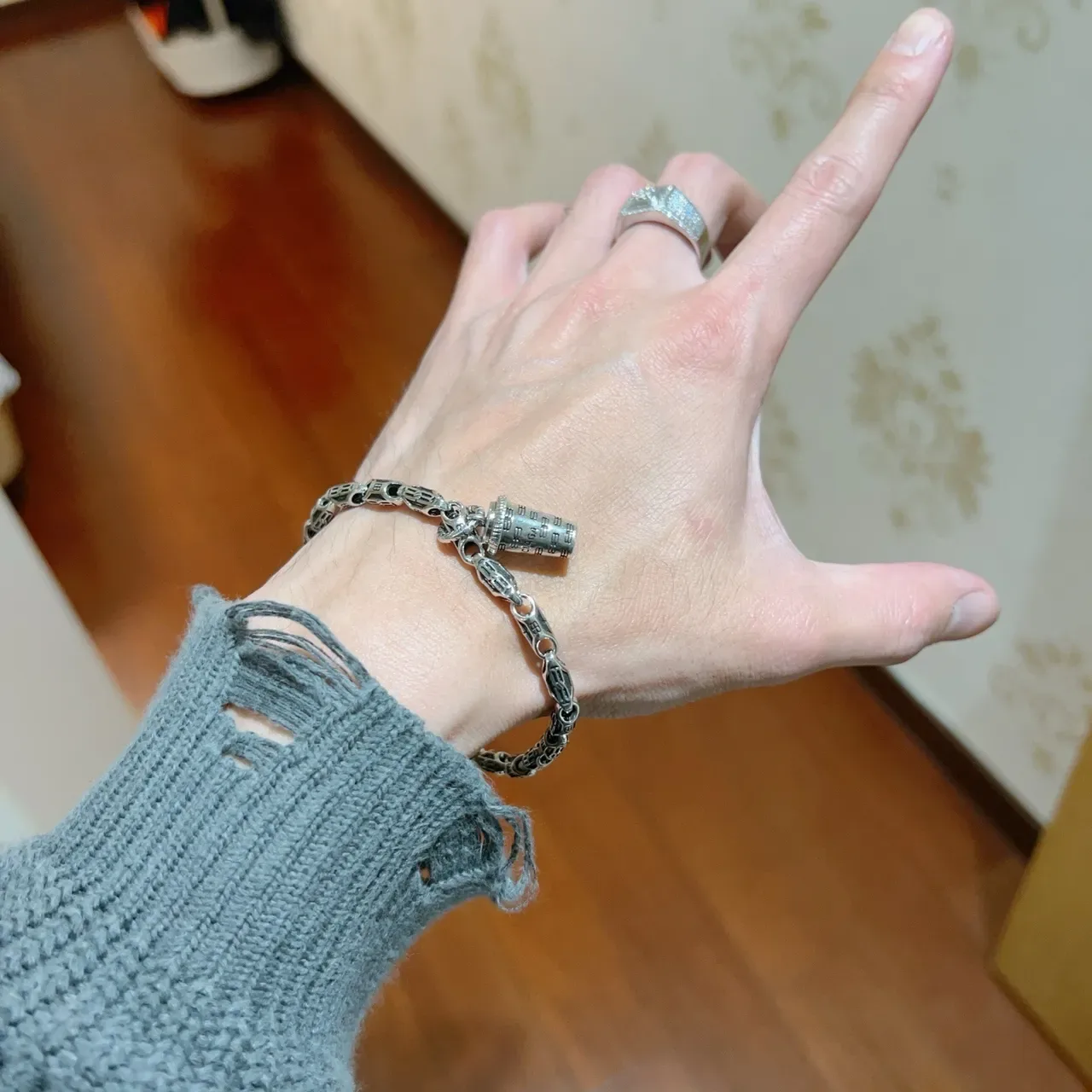 Balenciaga bracelet métal motif coupe pendentif argenté 4