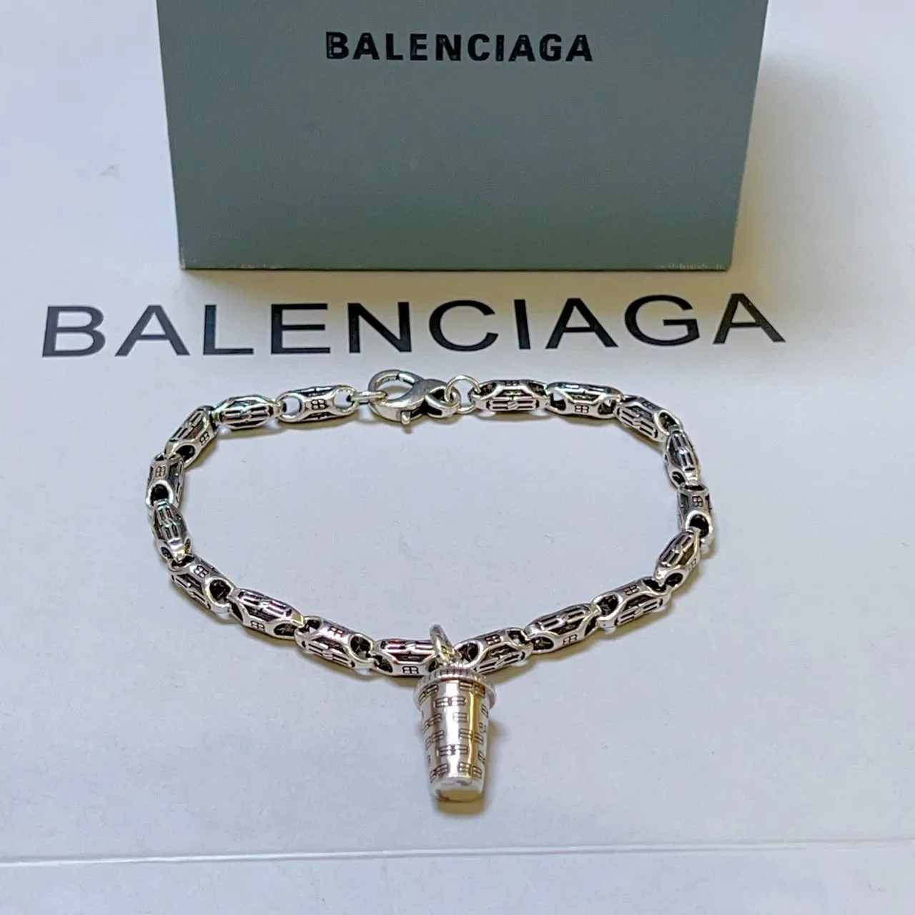 Balenciaga bracelet métal motif coupe pendentif argenté 5