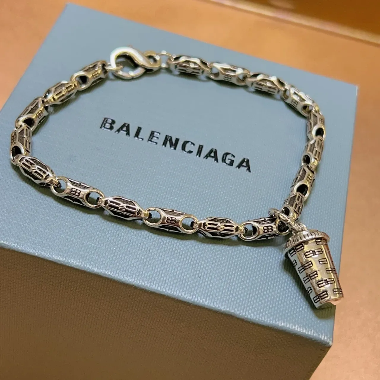 Balenciaga bracelet métal motif coupe pendentif argenté 6