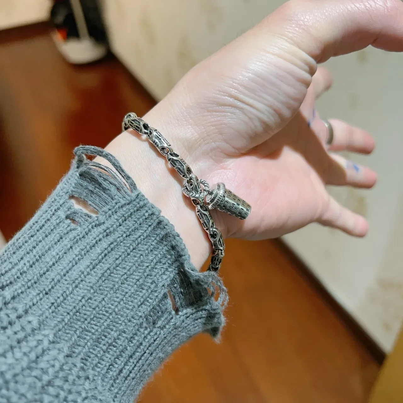 Balenciaga bracelet métal motif coupe pendentif argenté 7