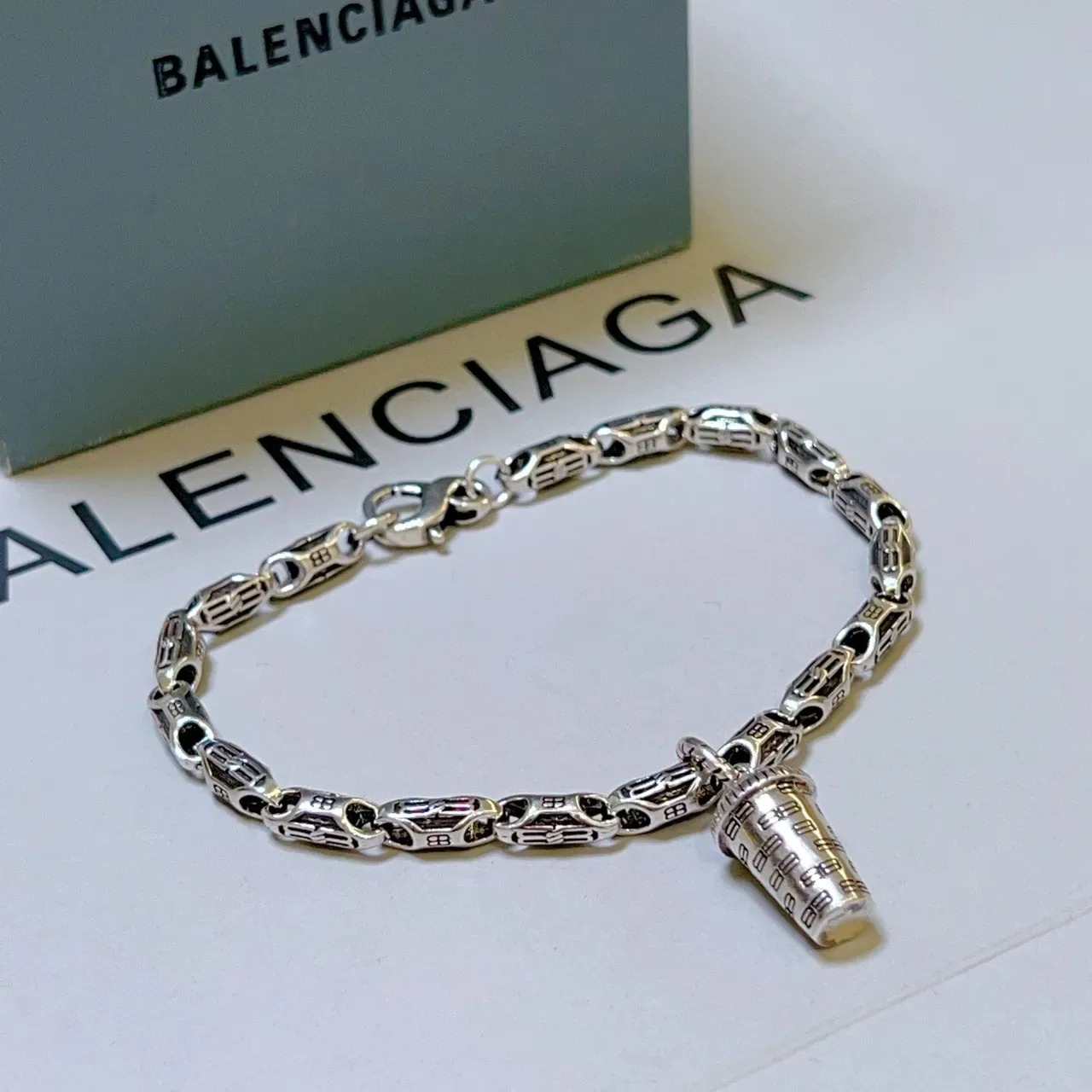 Balenciaga bracelet métal motif coupe pendentif argenté 9