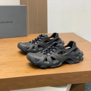 Balenciaga Defender حذاء رياضي chunky رمادي فحمي