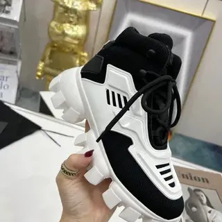 Balenciaga Defender High أسود وأبيض Chunky Sneakers