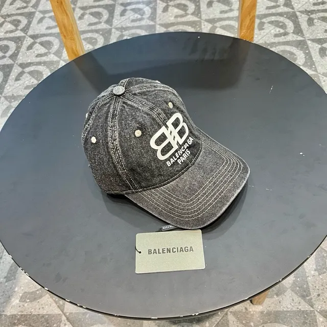 Balenciaga Casquette de béisbol texturée en denim cousue contrastée 3
