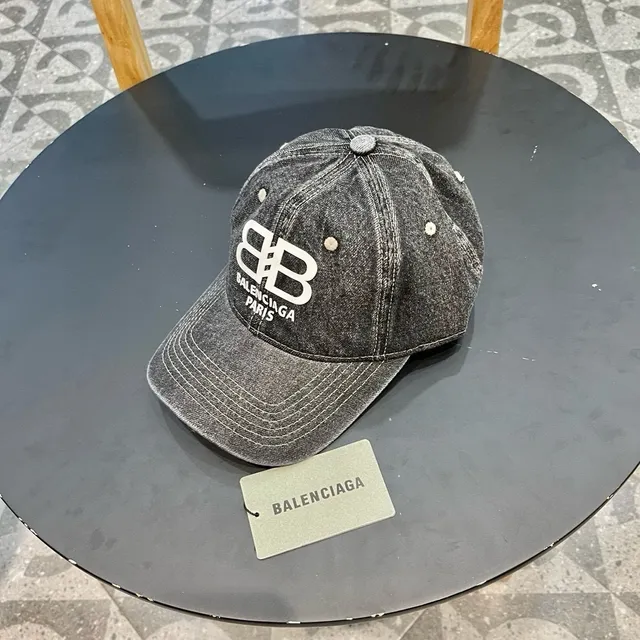 Balenciaga Casquette de béisbol texturée en denim cousue contrastée 4