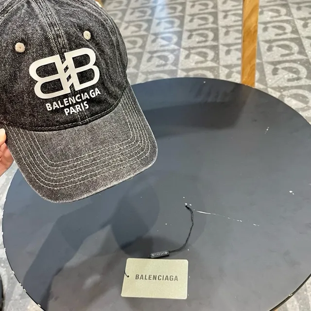 Balenciaga Casquette de béisbol texturée en denim cousue contrastée 5