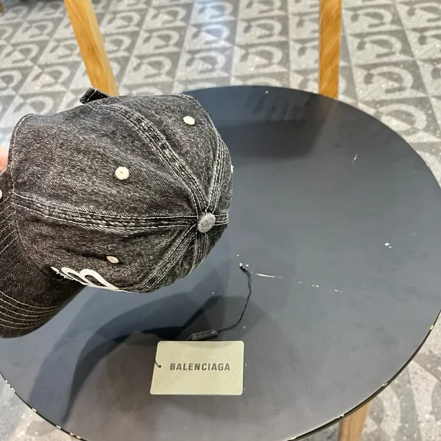 Balenciaga Casquette de béisbol texturée en denim cousue contrastée 7