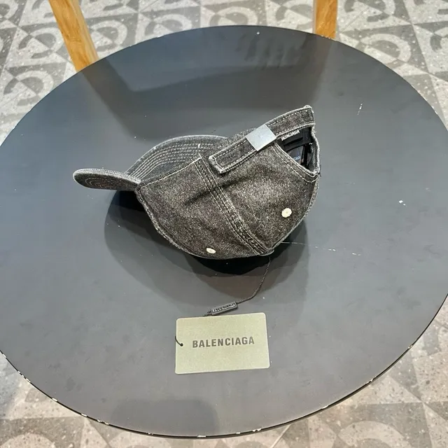 Balenciaga Casquette de béisbol texturée en denim cousue contrastée 8