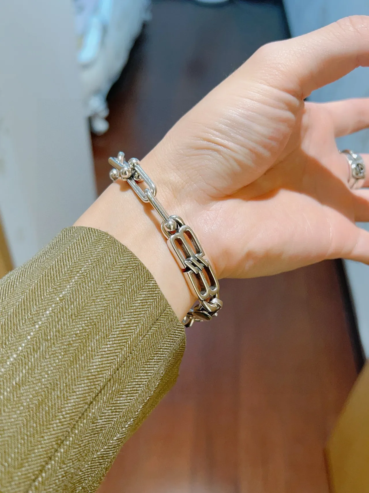Balenciaga سوار لينك مصقول بلون فضي معدني 3