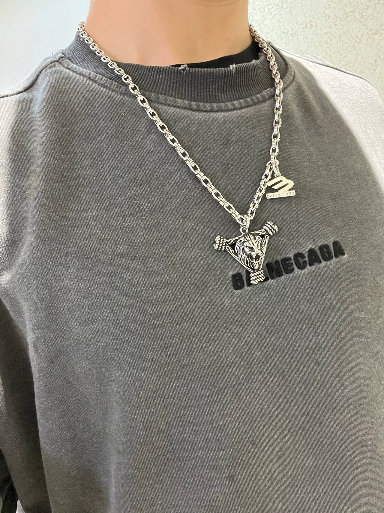 Balenciaga قلادة أسد سلسلة فضية 2