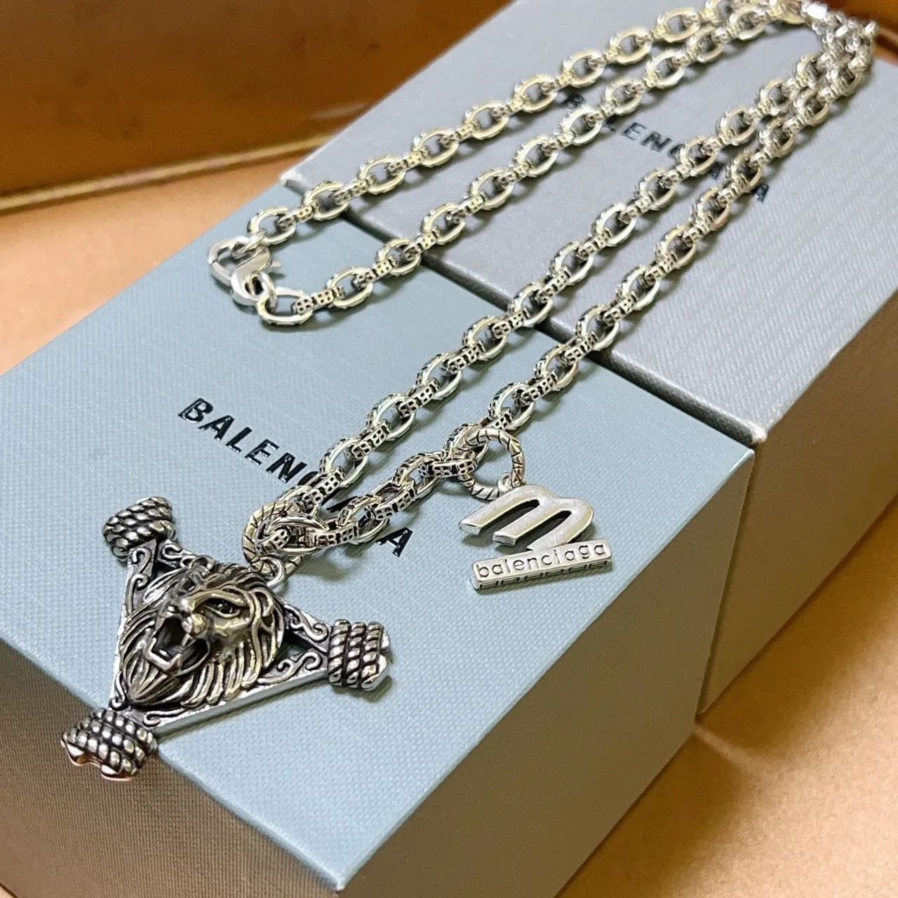 Balenciaga قلادة أسد سلسلة فضية 3