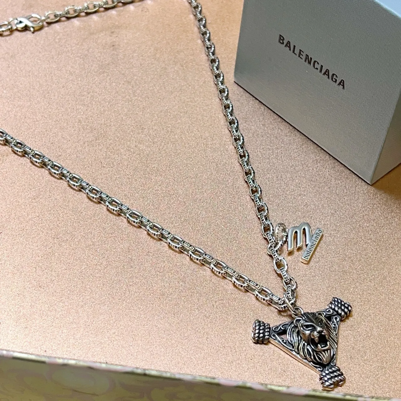 Balenciaga قلادة أسد سلسلة فضية 4